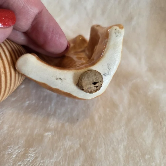 Vintage Porcelain Brown Bear & Honey Beehive Salt & Pepper Shakers - Picture 9 of 11